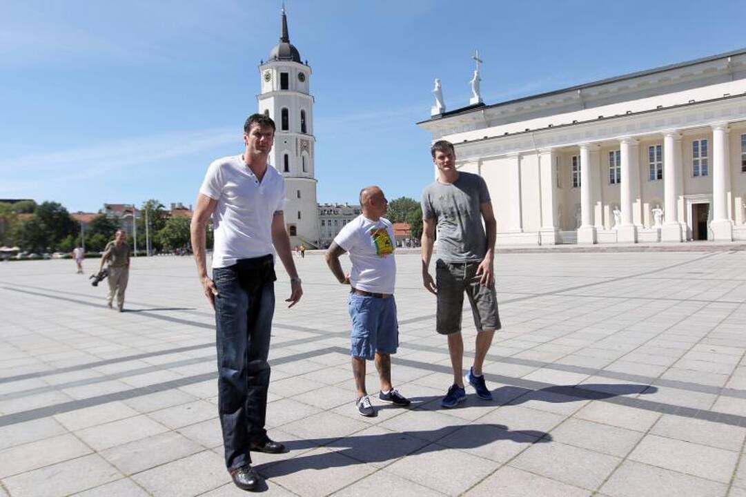 Brolių Lavrinovičių veidai atsidūrė ant sirgalių marškinėlių