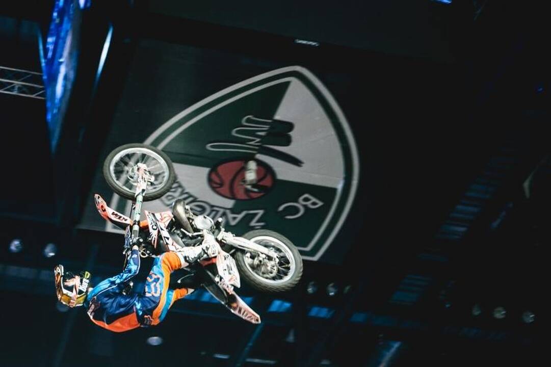 „Žalgirio“ arenoje – įspūdingi motociklininkų šuoliai 