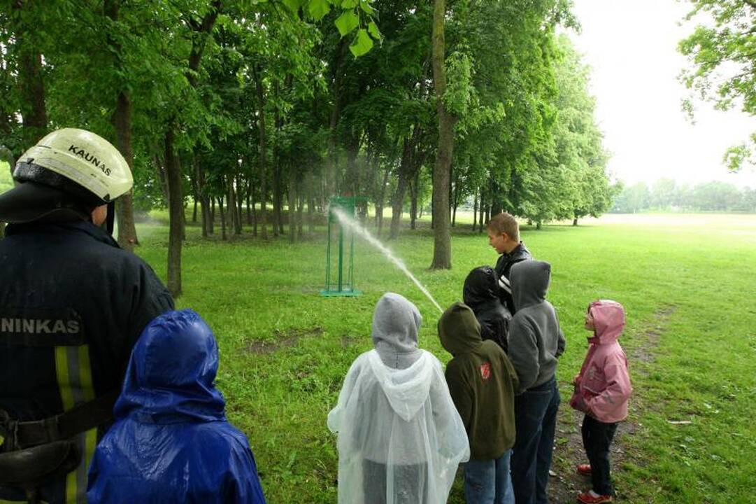 Lietus  ištvermingiausiems vaikams    šventės    nesugadino