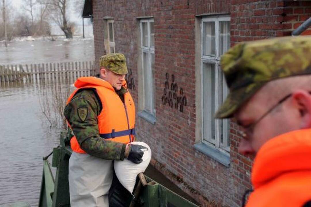 Kariai atstato Nemuno pralaužtus pylimus