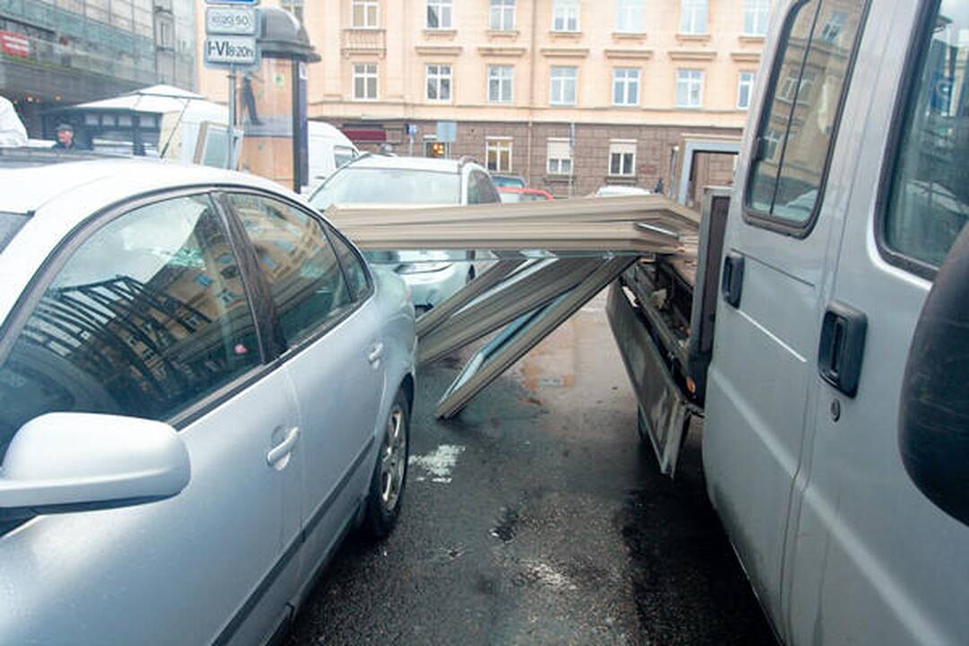 Atvežti nauji ministerijos langai užvirto ant automobilių