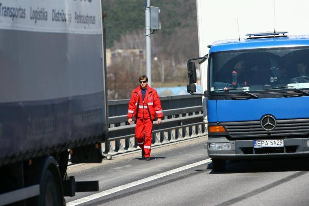 Ant Č.Radzinausko tilto susidūrė 3 vilkikai, kilo milžiniškos spūstys