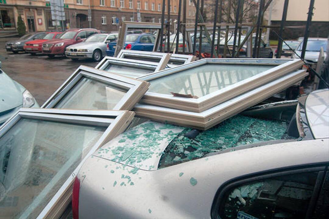 Atvežti nauji ministerijos langai užvirto ant automobilių