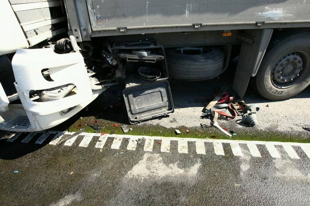 Ant Č.Radzinausko tilto susidūrė 3 vilkikai, kilo milžiniškos spūstys