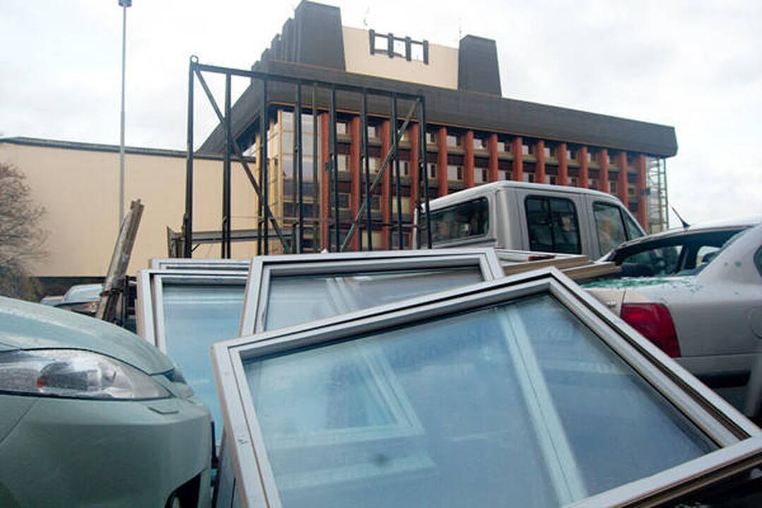 Atvežti nauji ministerijos langai užvirto ant automobilių