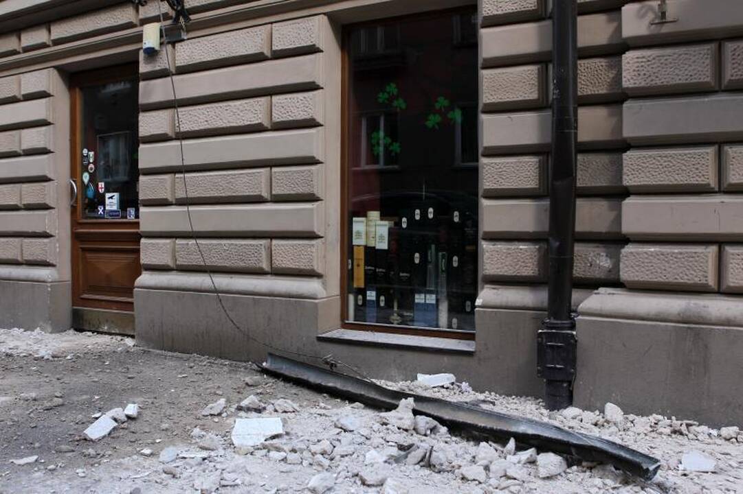Islandijos gatvėje nugriuvo dalis sienos