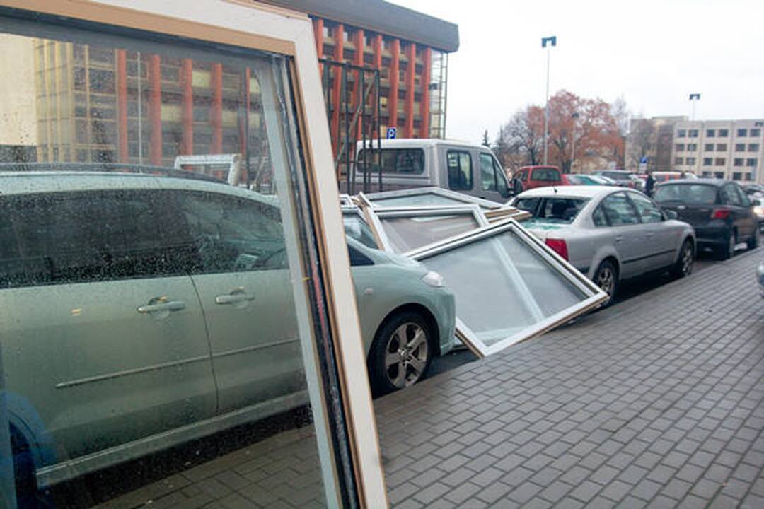 Atvežti nauji ministerijos langai užvirto ant automobilių