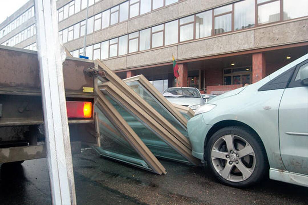 Atvežti nauji ministerijos langai užvirto ant automobilių