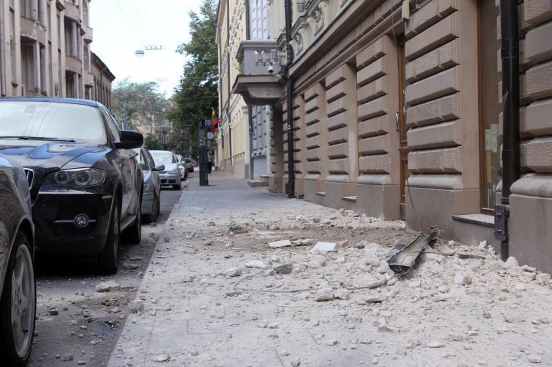 Islandijos gatvėje nugriuvo dalis sienos