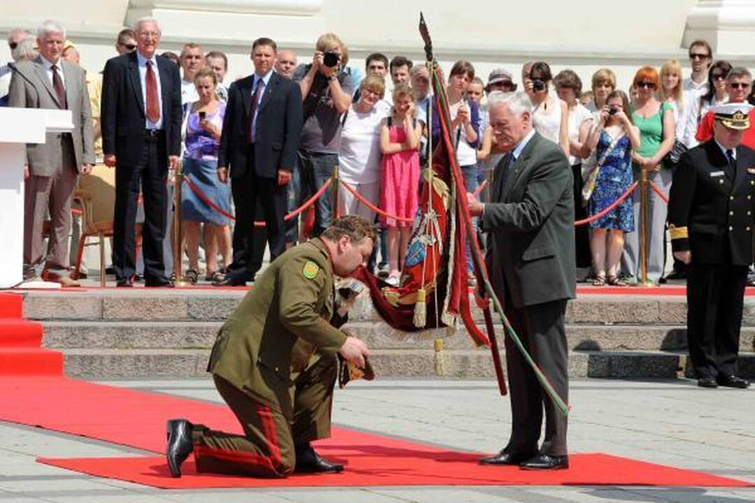 Kadenciją baigęs kariuomenės vadas grąžino valdžios regalijas 