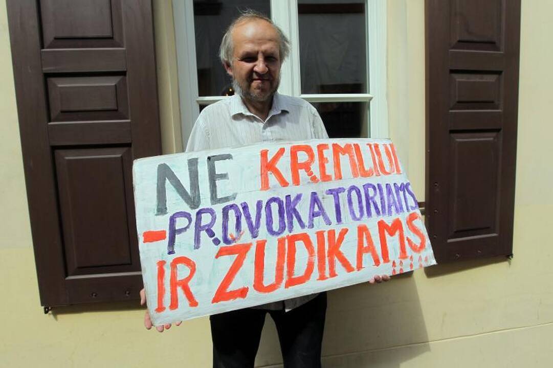 Prie Austrijos ambasados - protesto balsai ir žvakelės 