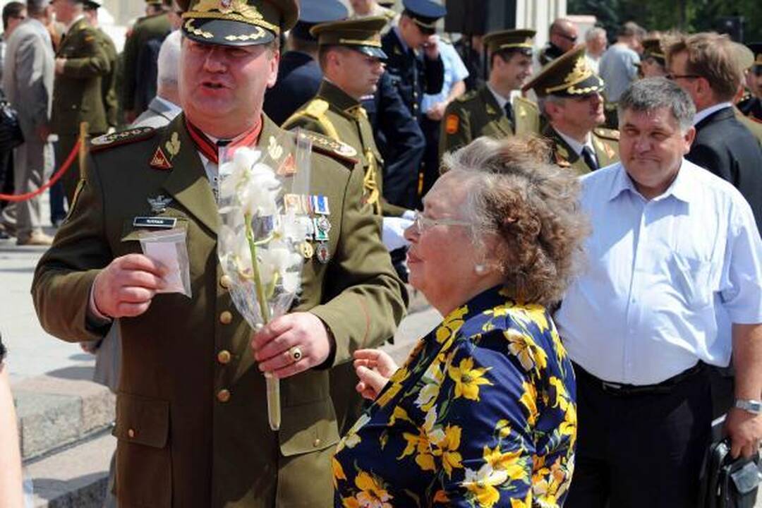 Kadenciją baigęs kariuomenės vadas grąžino valdžios regalijas 
