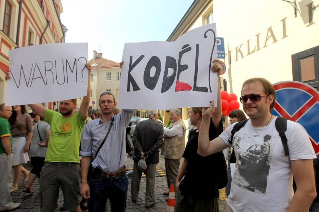 Prie Austrijos ambasados - protesto balsai ir žvakelės 