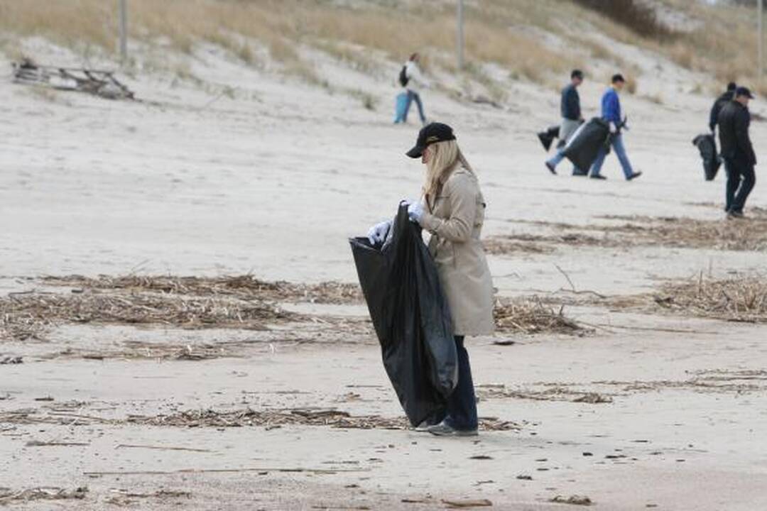 JAV kariai tvarkė Klaipėdos paplūdimius