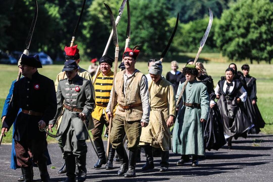 Santakos parke griaudėjo        pabūklai