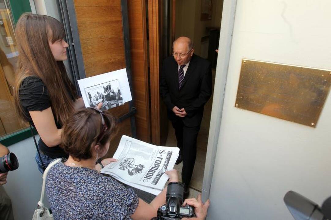 Prie Austrijos ambasados - protesto balsai ir žvakelės 