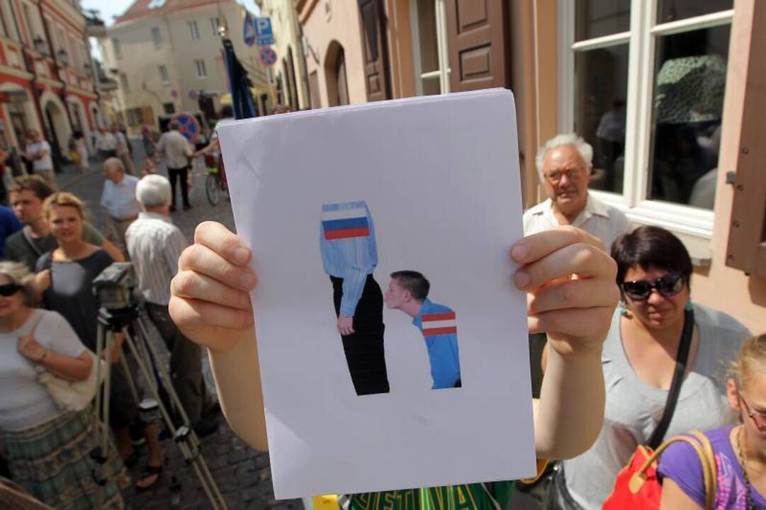 Prie Austrijos ambasados - protesto balsai ir žvakelės 