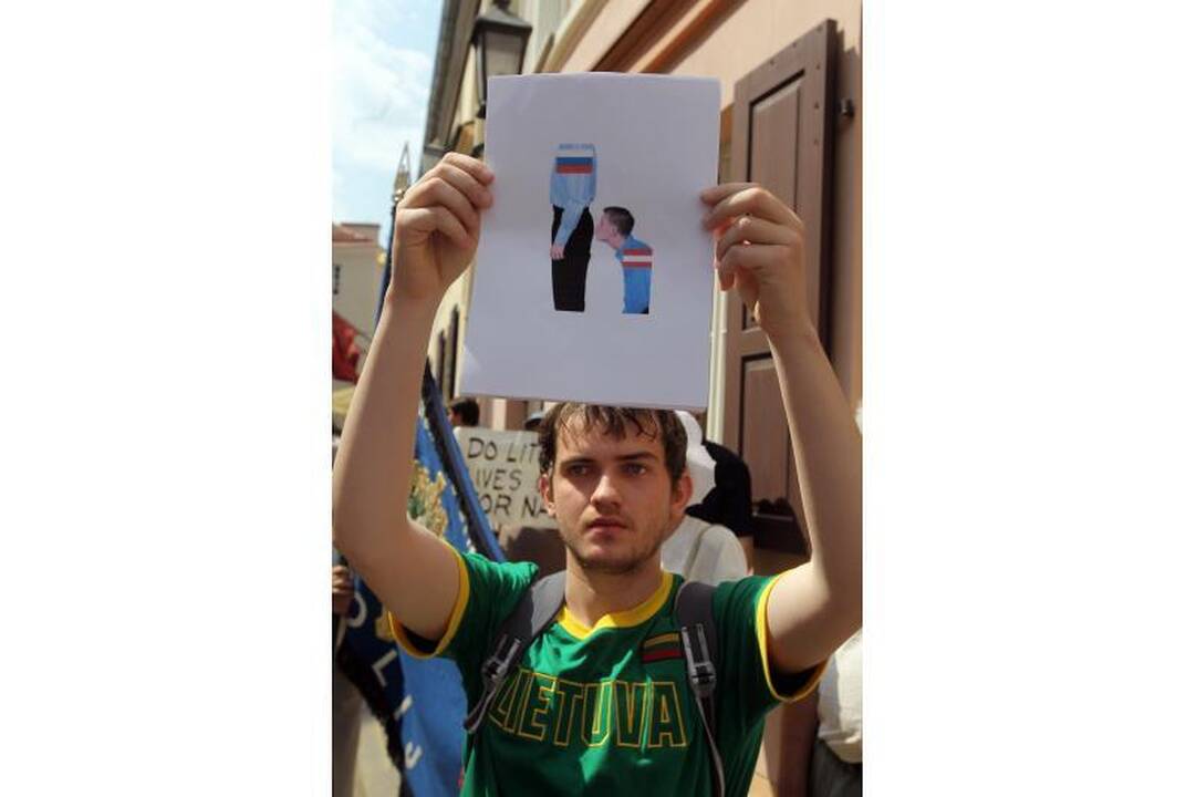 Prie Austrijos ambasados - protesto balsai ir žvakelės 