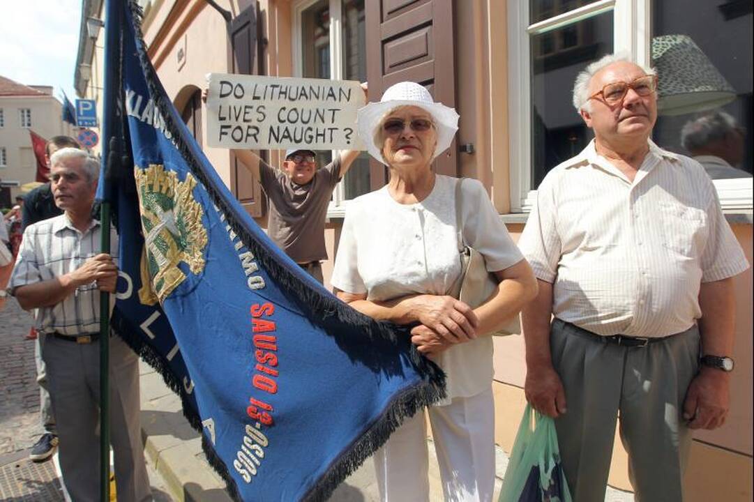 Prie Austrijos ambasados - protesto balsai ir žvakelės 