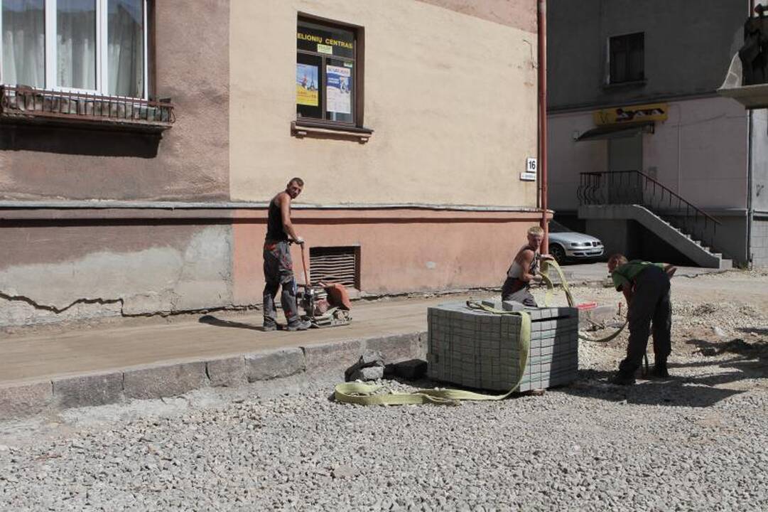 J.Janonio gatvėje pradėta kloti šaligatvius