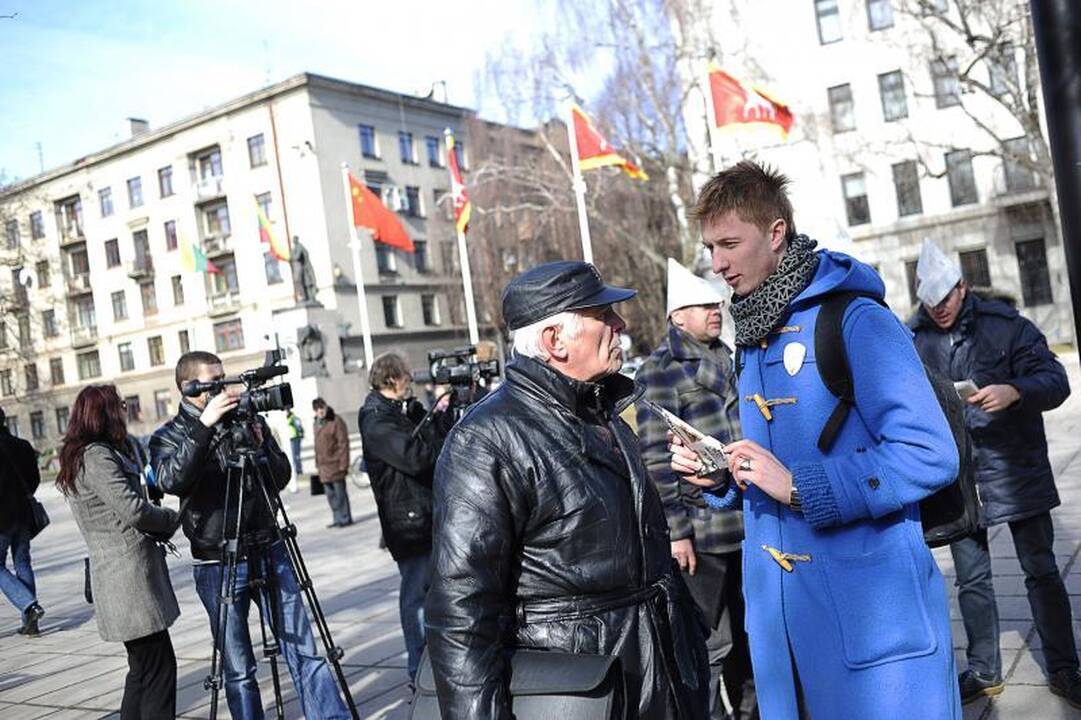 Protestuojantys menininkai šaipėsi iš valdžios