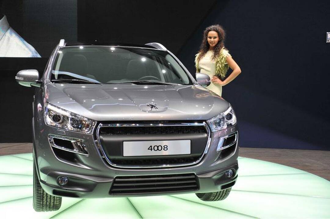 Ženevos automobilių parodoje - gražuolių desantas