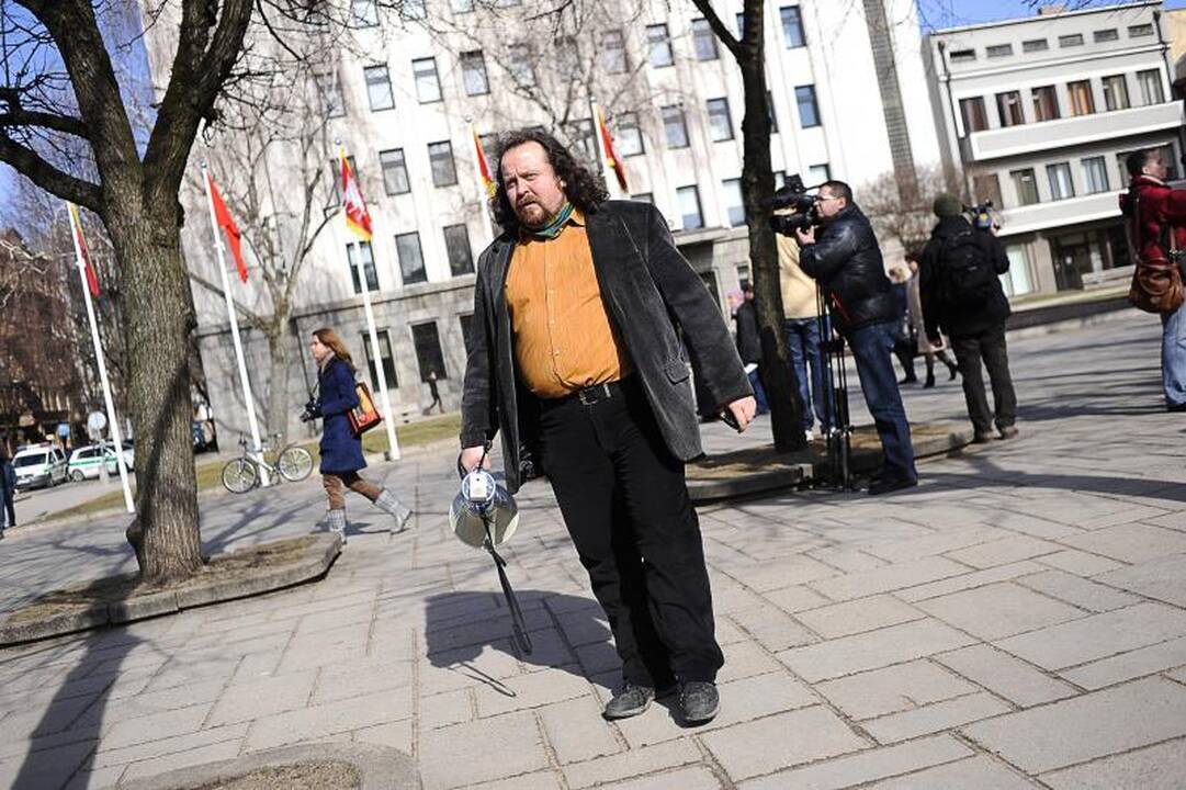 Protestuojantys menininkai šaipėsi iš valdžios