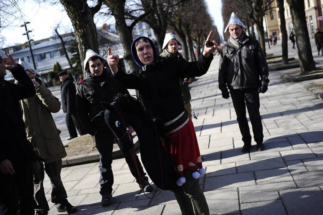 Protestuojantys menininkai šaipėsi iš valdžios