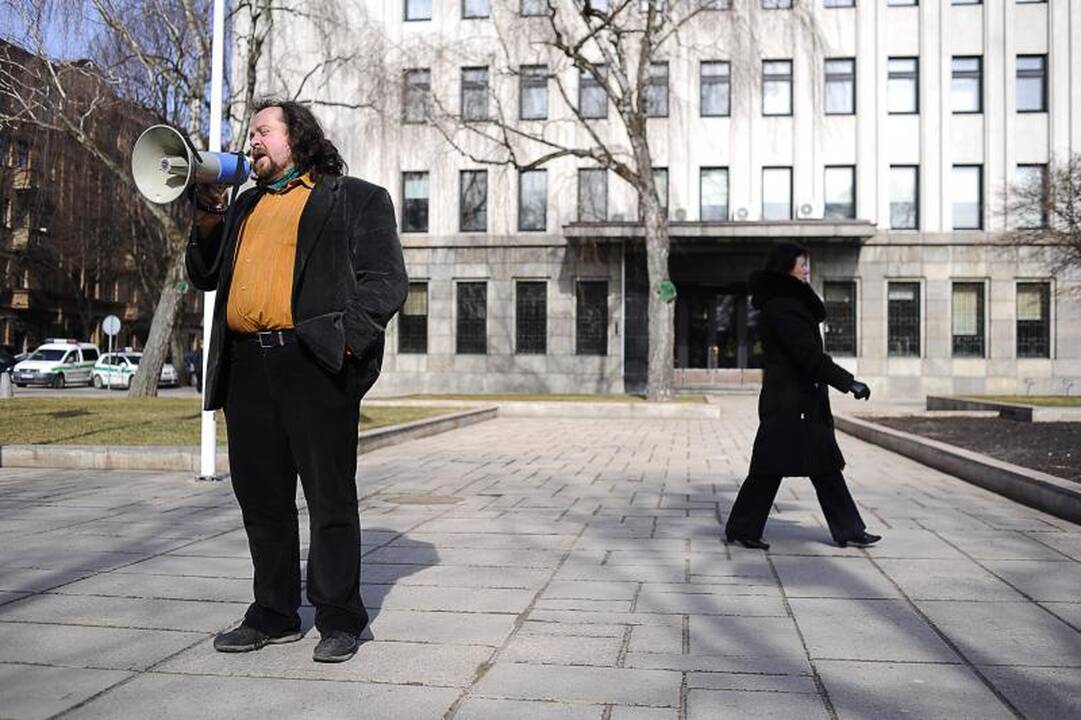 Protestuojantys menininkai šaipėsi iš valdžios