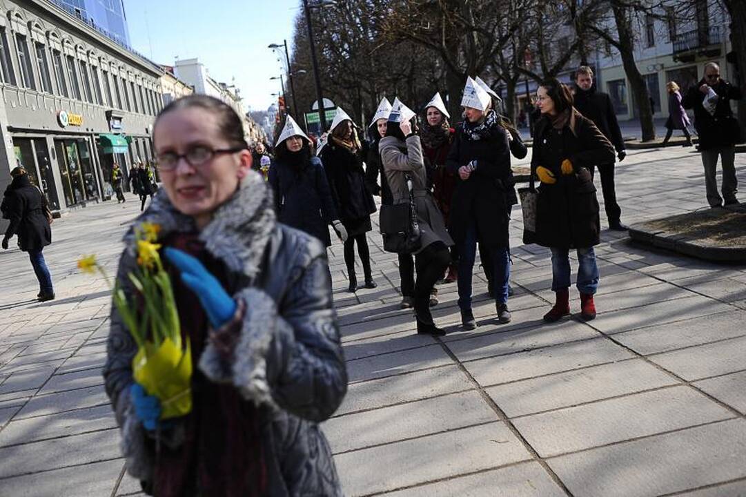 Protestuojantys menininkai šaipėsi iš valdžios