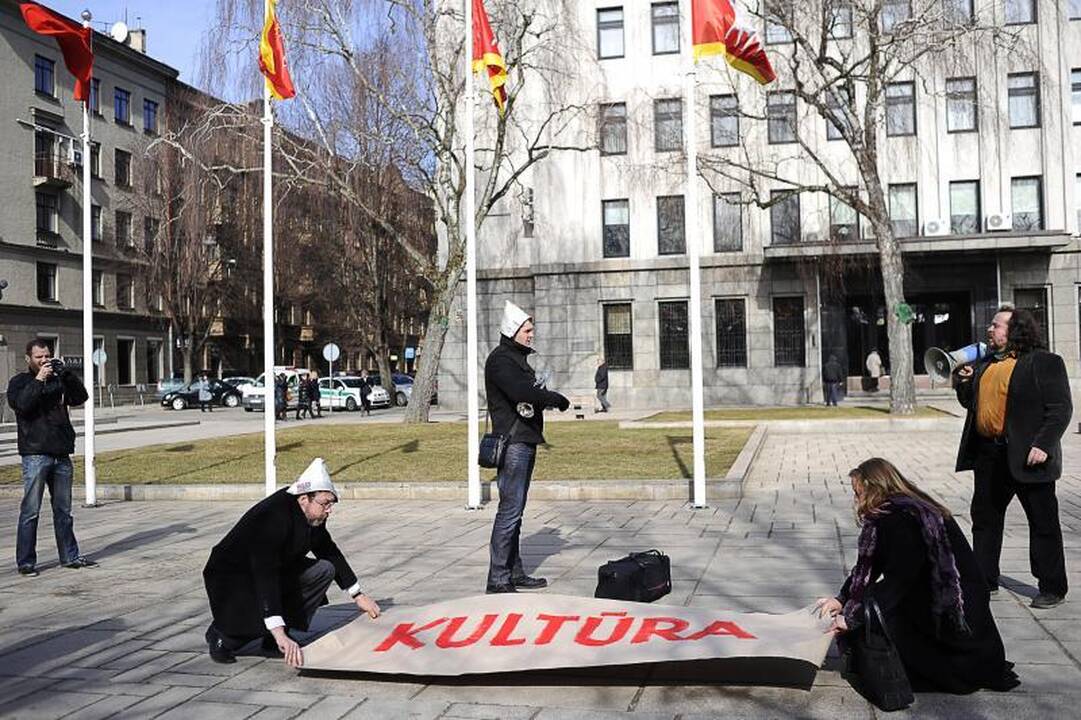 Protestuojantys menininkai šaipėsi iš valdžios
