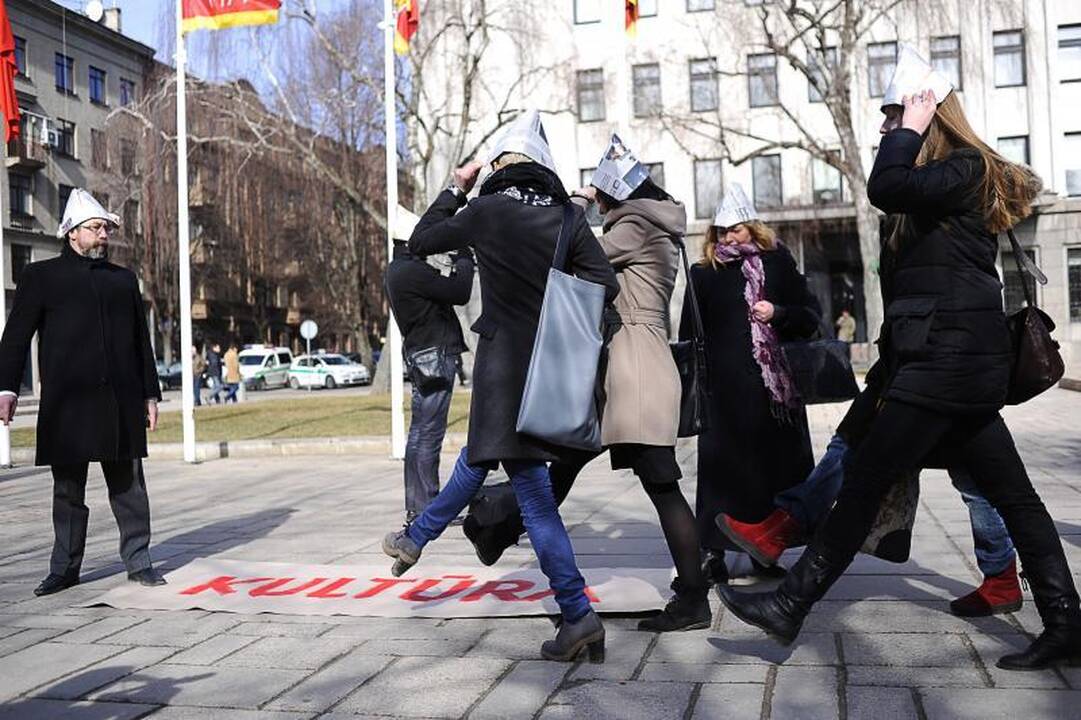 Protestuojantys menininkai šaipėsi iš valdžios