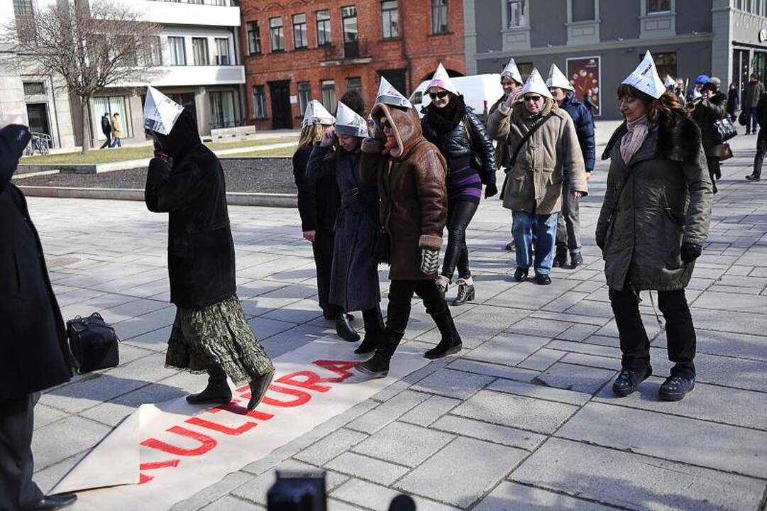 Protestuojantys menininkai šaipėsi iš valdžios