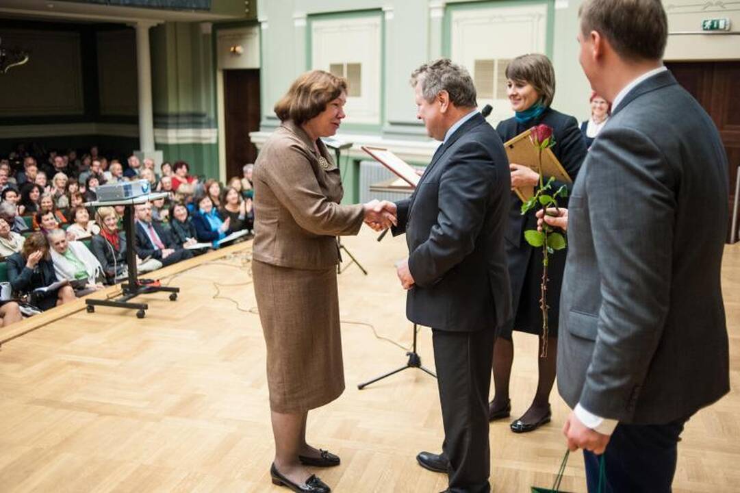 Tautinio paveldo virusas: iš molio dirbinių uždirba net trylikametis