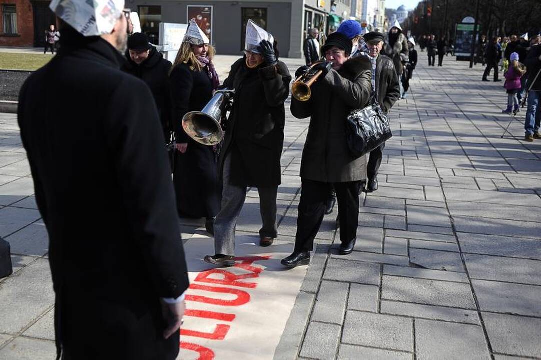 Protestuojantys menininkai šaipėsi iš valdžios