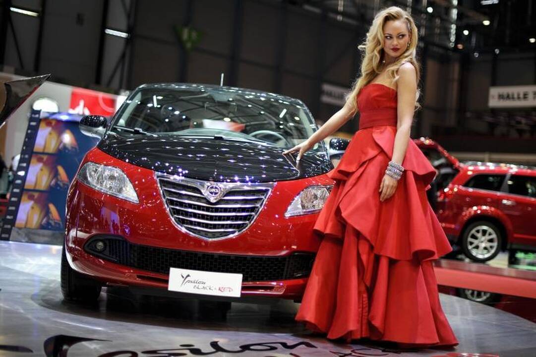 Ženevos automobilių parodoje - gražuolių desantas