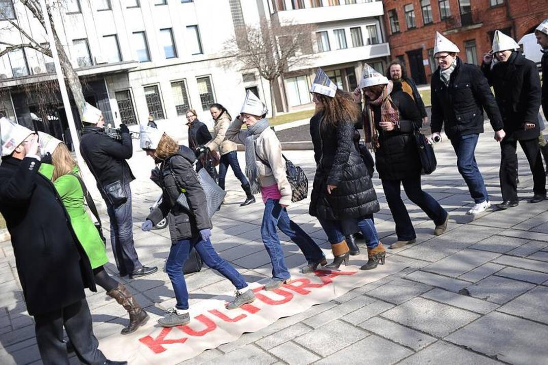 Protestuojantys menininkai šaipėsi iš valdžios