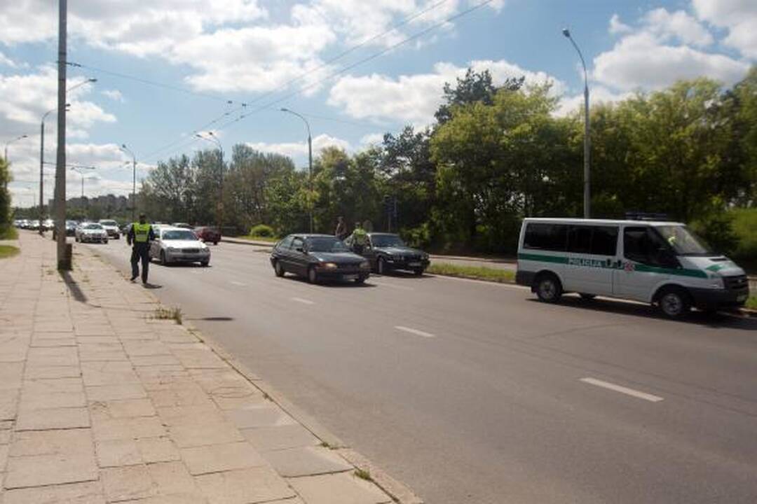 Vilniuje BMW partrenkė netikėtai į judrią gatvę išbėgusią moterį