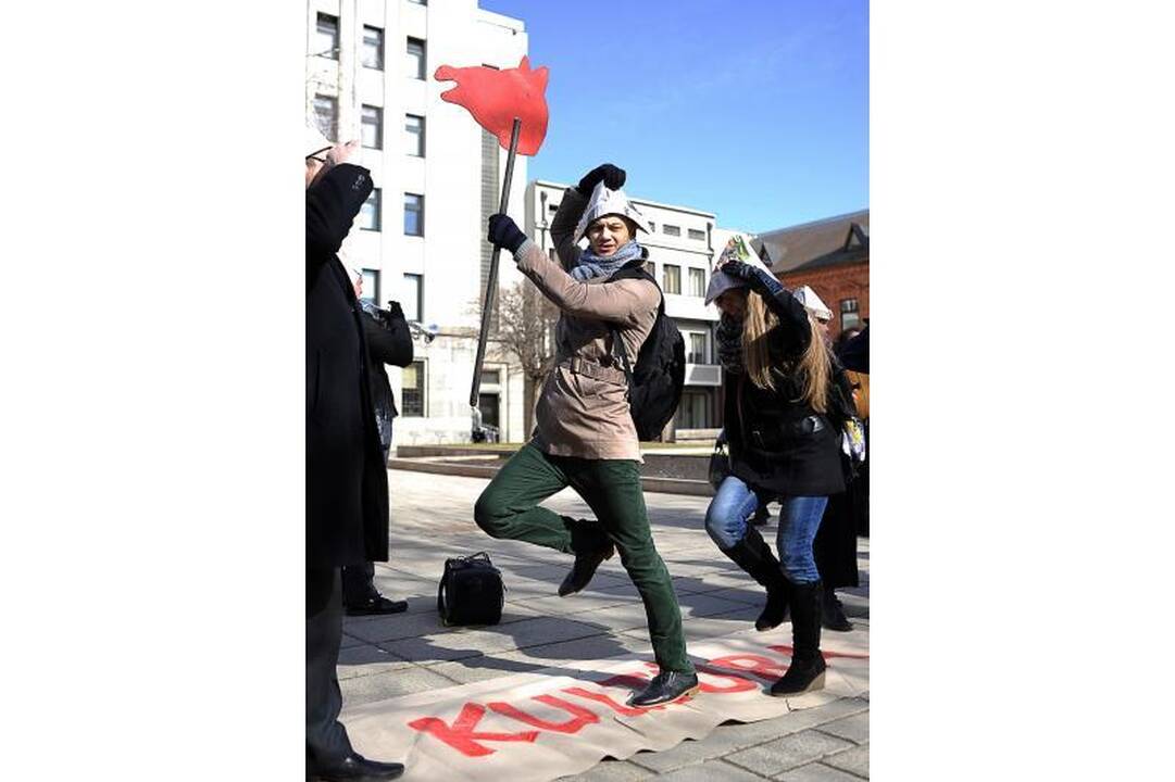 Protestuojantys menininkai šaipėsi iš valdžios