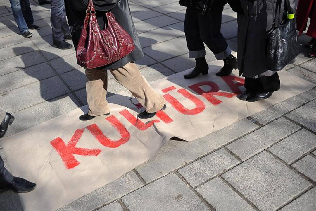 Protestuojantys menininkai šaipėsi iš valdžios