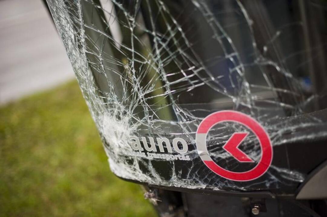 Kaune autobusas nubloškė du automobilius, ligoninėje –  keturi žmonės