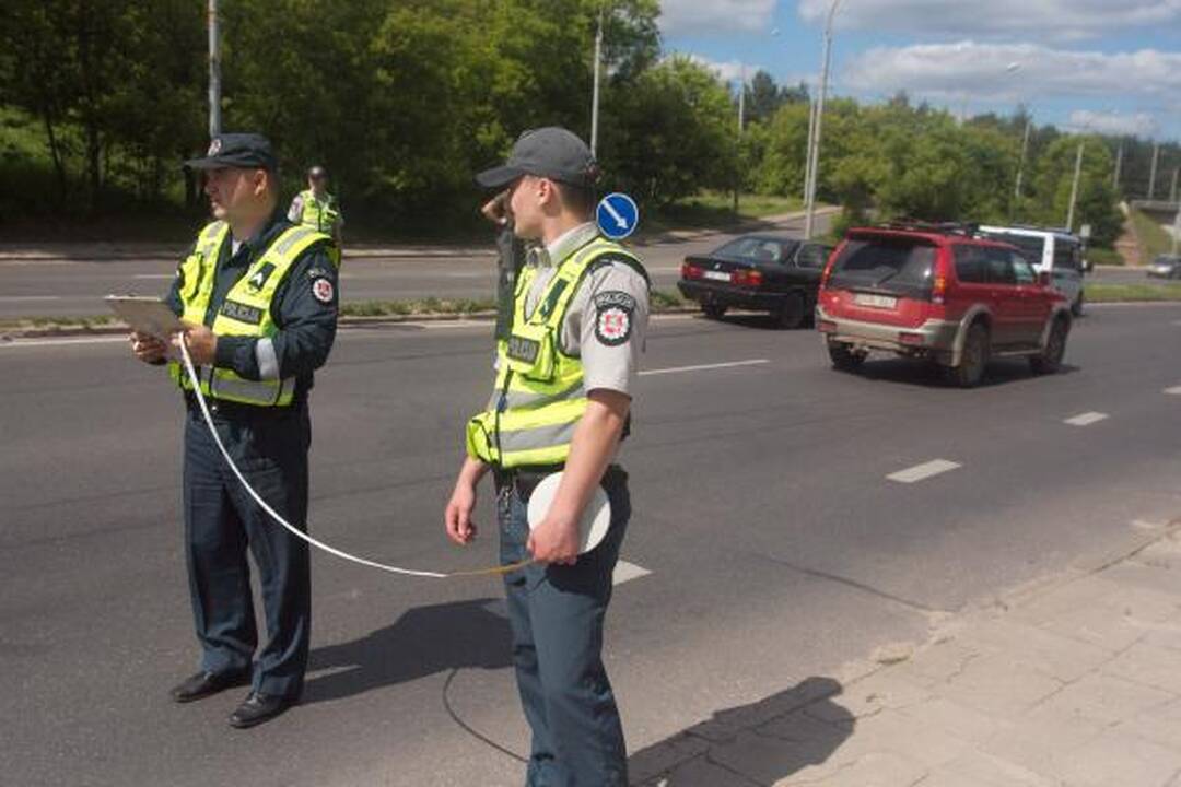 Vilniuje BMW partrenkė netikėtai į judrią gatvę išbėgusią moterį