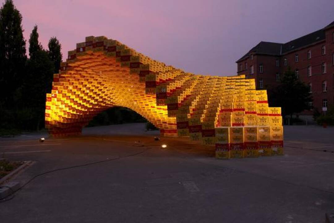 Eksperimentinis paviljonas – iš tuščių alaus dėžių
