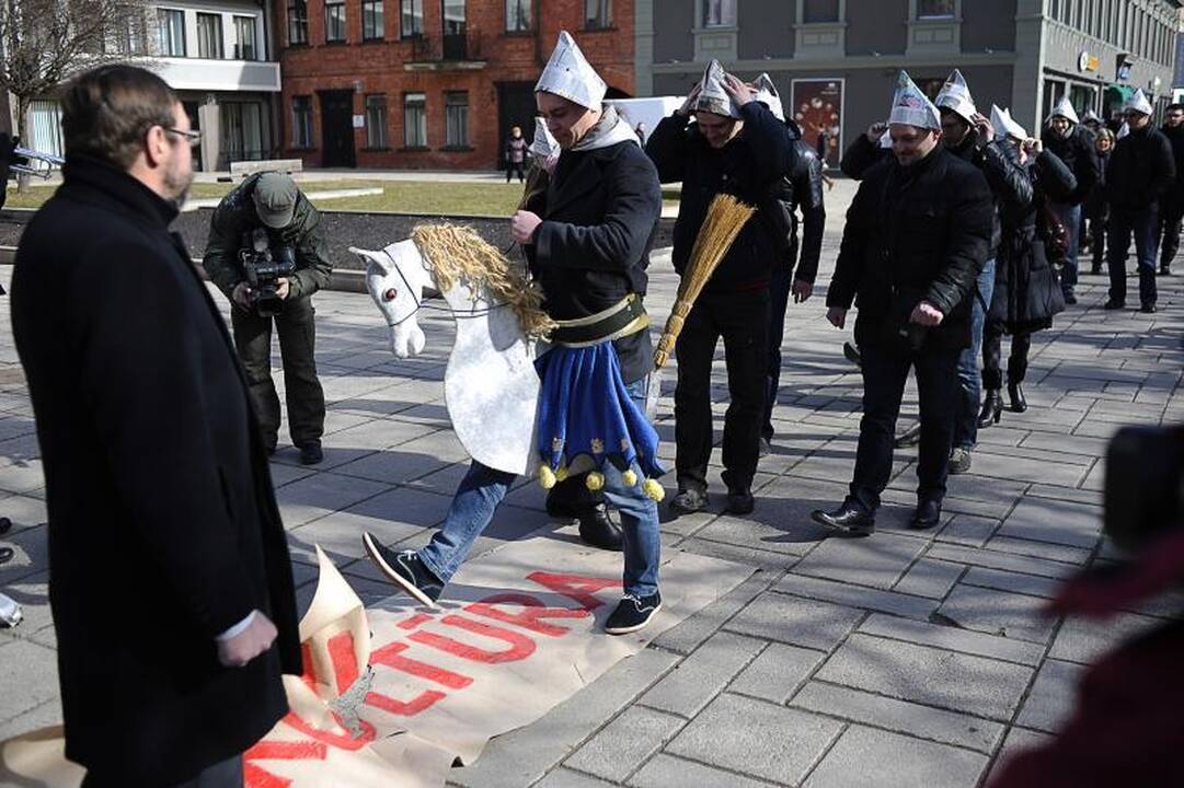 Protestuojantys menininkai šaipėsi iš valdžios