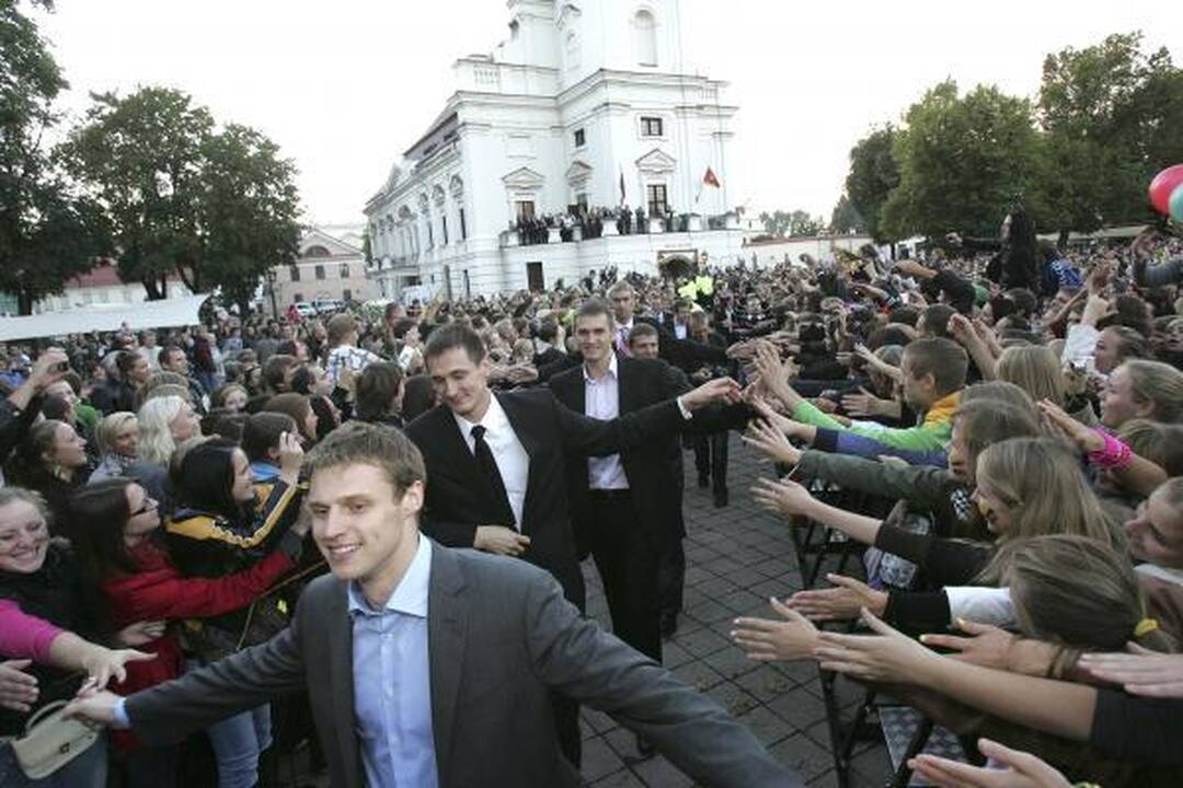 Lietuvos rinktinės krepšininkus Kaune sutiko tūkstantinė minia (papildyta)