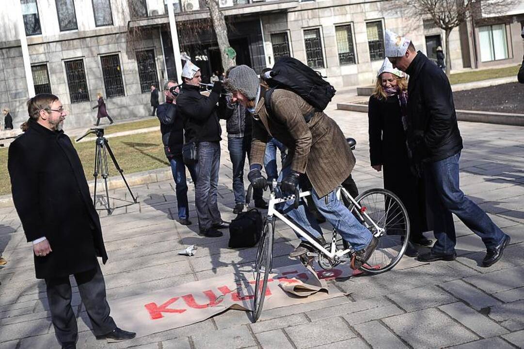 Protestuojantys menininkai šaipėsi iš valdžios