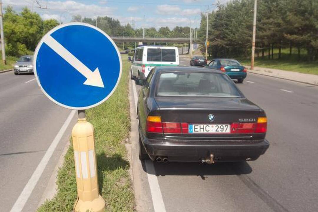 Vilniuje BMW partrenkė netikėtai į judrią gatvę išbėgusią moterį