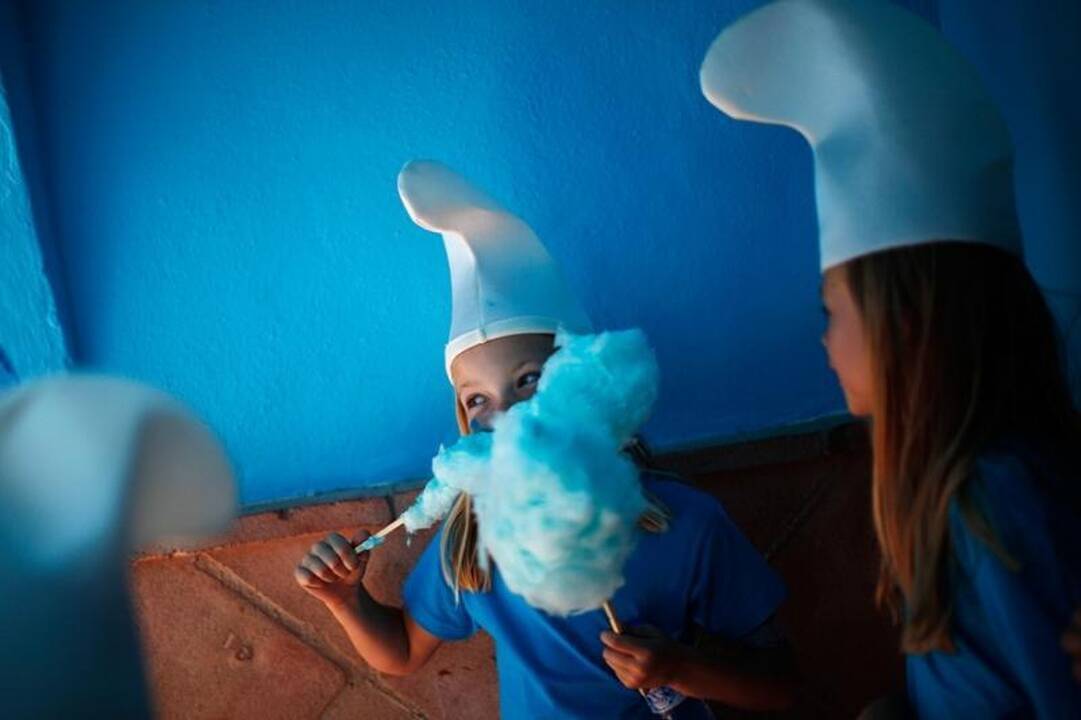 Fimo „Smurfai“ premjeros proga melsvai perdažytas visas Ispanijos kaimelis