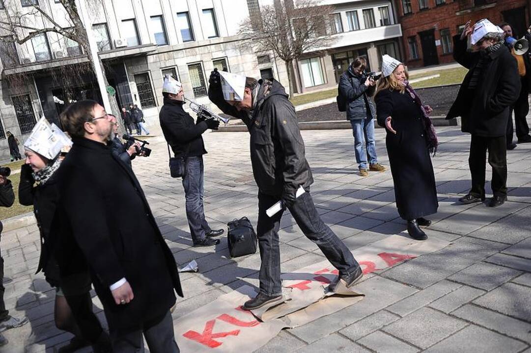 Protestuojantys menininkai šaipėsi iš valdžios