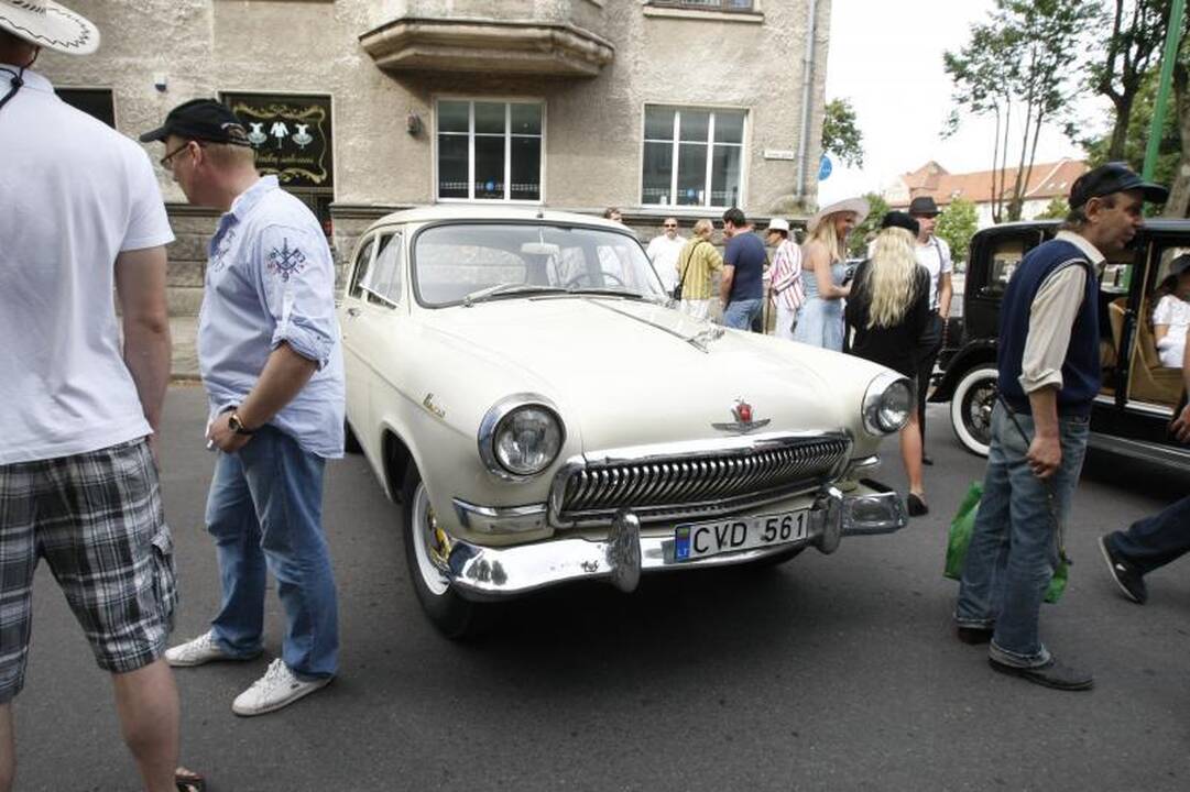 Senovinių automobilių paradui nesutrukdė net krepšinis